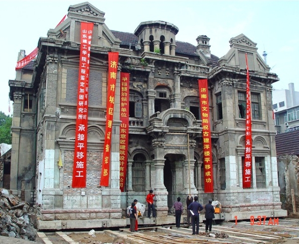2005年纬六路拓宽老洋行平移中.jpg